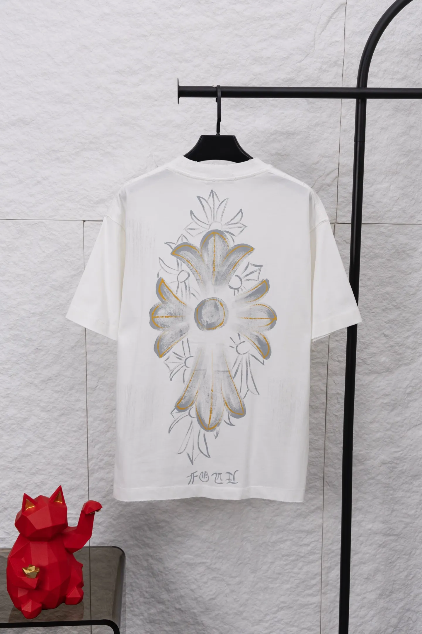P240 model number/F060 Chrome hearts new hand-painted T-shirt. Heavy 350g double yarn fabric. Wash the whole garment twice. The four sides are frayed and picked. Heavy fabric. The neckline is made of icy Salona. Loose version. Deep, wide and stylish. No deformation or shrinkage. Fabric: 350g. Version: loose. Color: black and white.